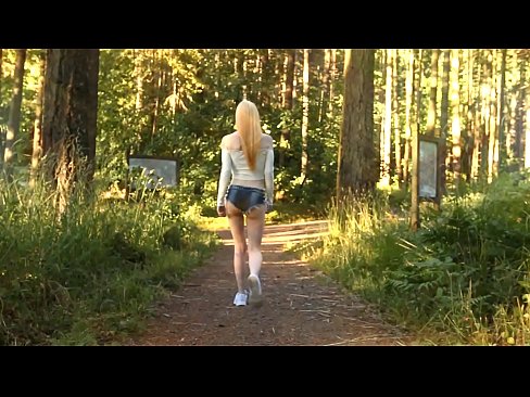 ❤️ Schöne Frau bewegt sich langsam, nicht nackt Video ❤❌ Sex video bei uns de.hentaizm.ru ❌️